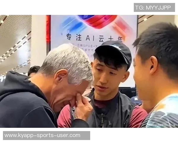 国安球迷机场送别塞蒂恩张源泪洒离别情深