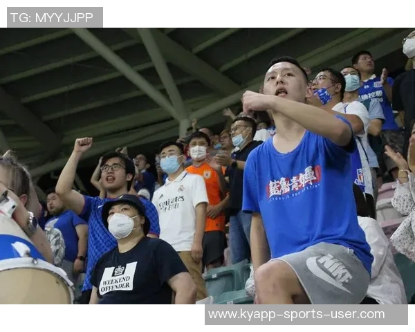 在冷雨中感谢远征球迷的全力支持与热情陪伴